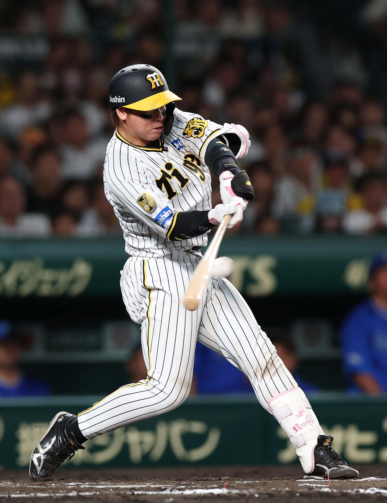 阪神対DeNA 7回裏阪神2死、梅野は右中間へ二塁打を放つ（撮影・前田充）