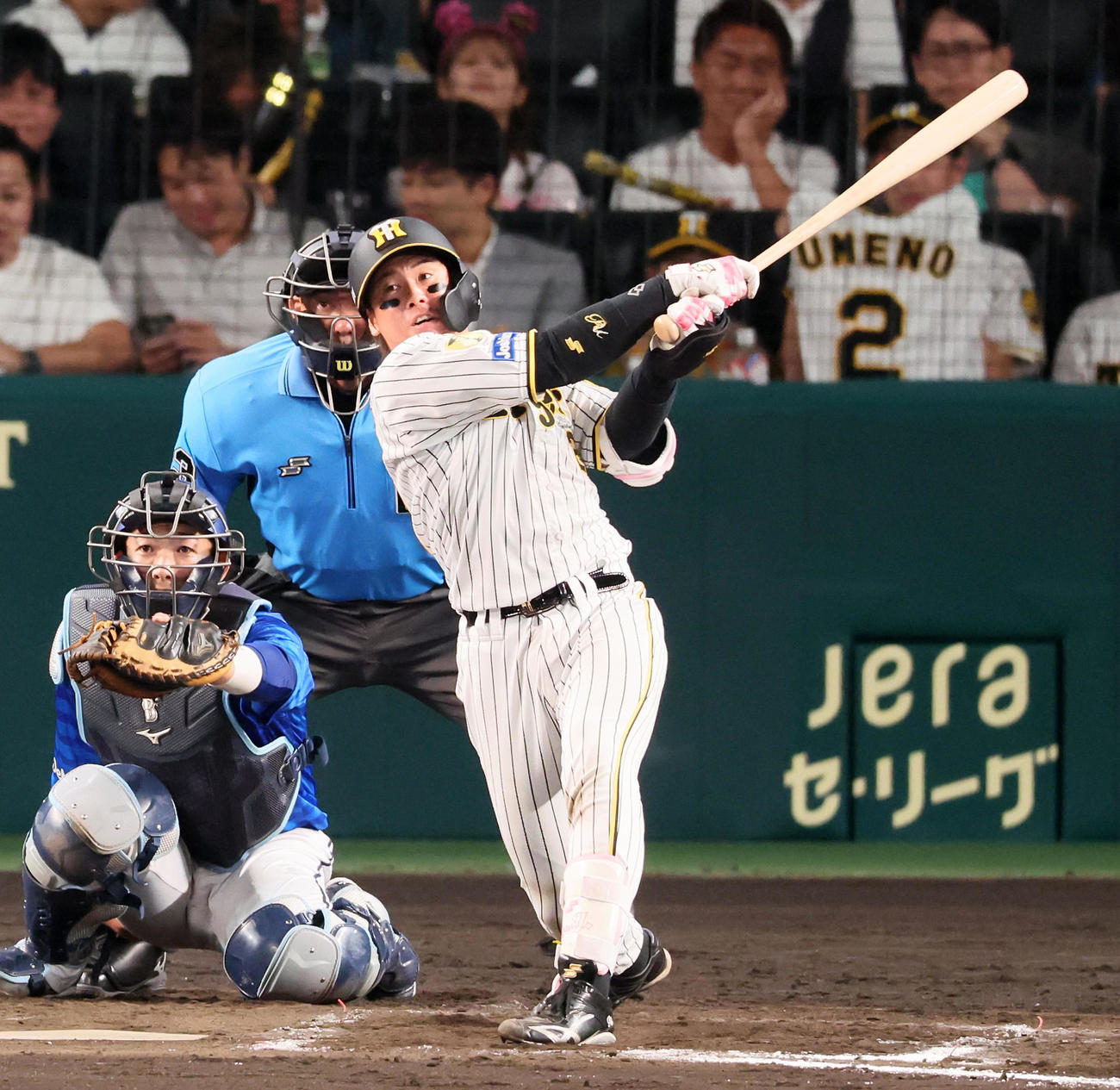 阪神対DeNA 7回裏阪神2死、梅野は中二塁打を放つ（撮影・加藤哉）