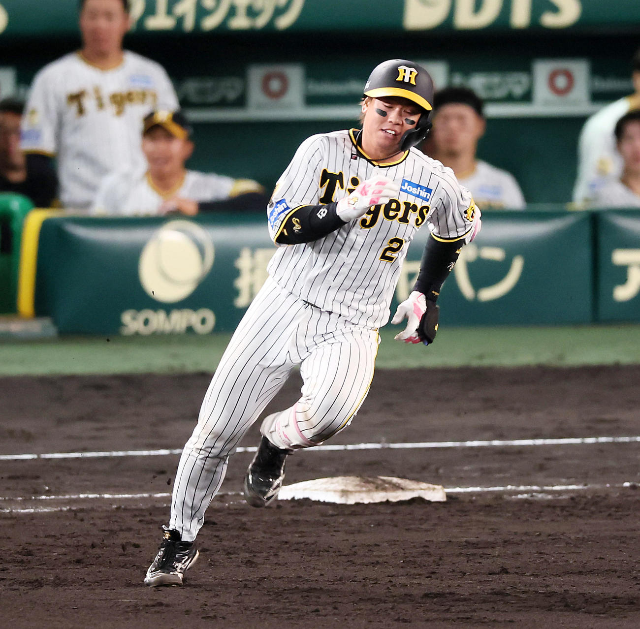阪神対DeNA 7回裏阪神2死、梅野は中二塁打を放つ（撮影・加藤哉）