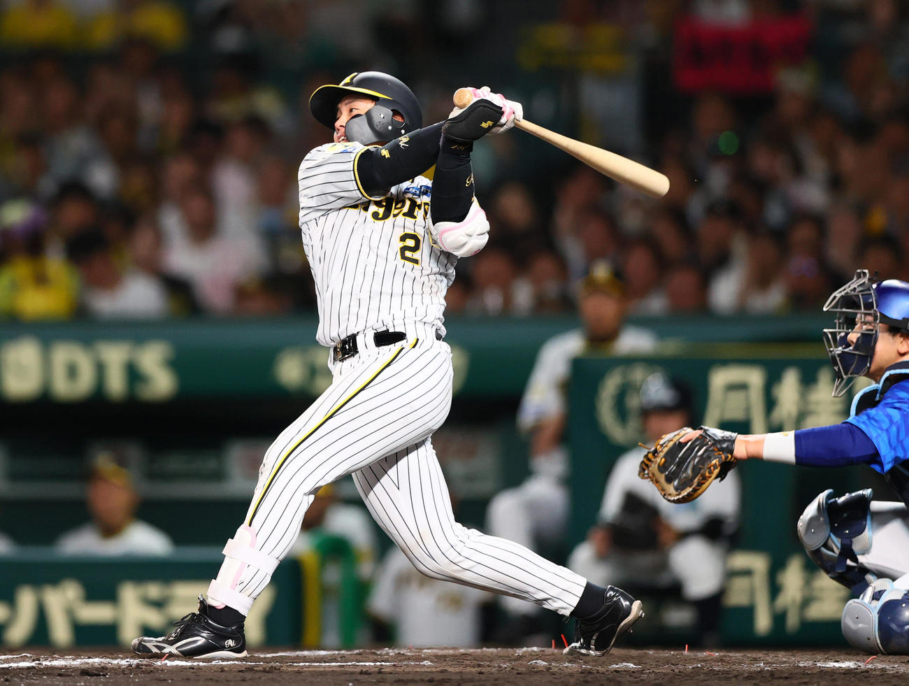 阪神対DeNA 7回裏阪神2死、梅野は中二塁打を放つ（撮影・上山淳一）