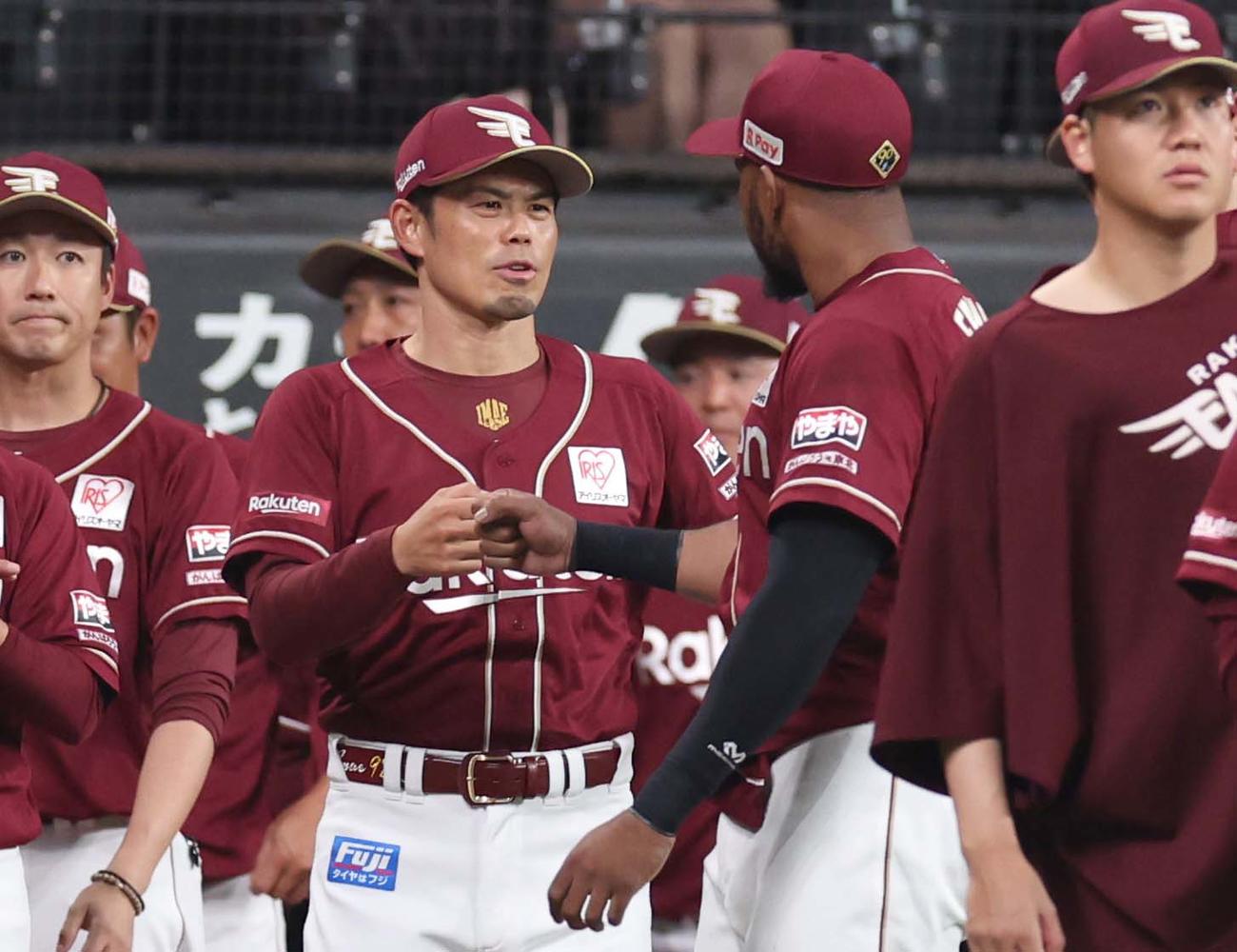 日本ハム対楽天　試合後、ナインを出迎える今江監督（撮影・黒川智章）