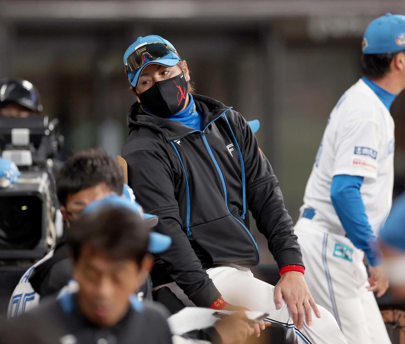 日本ハム対楽天　ベンチで渋い表情の新庄監督（撮影・黒川智章）