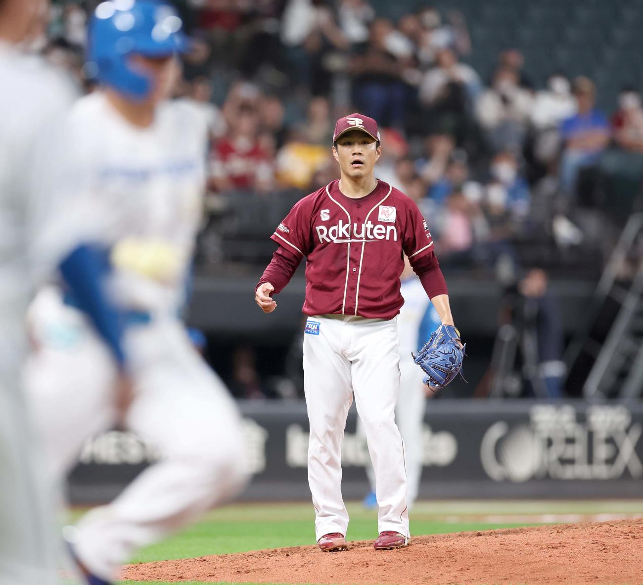 日本ハム対楽天　9回裏日本ハム2死、清宮の投ゴロを一塁に悪送球する則本（撮影・黒川智章）