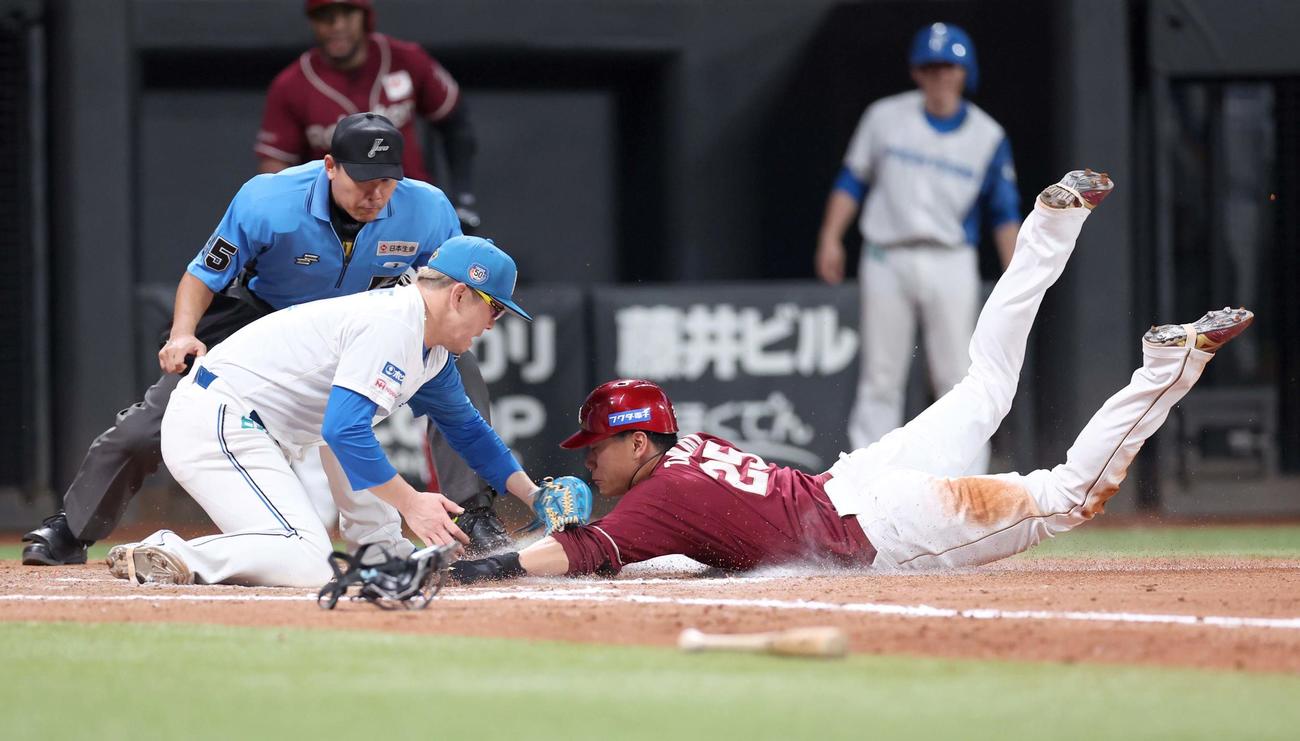 日本ハム対楽天　12回表楽天1死二塁、浅村の安打で二塁走者の田中和（左）は送球が乱れる間に本塁突入もアウト。投手生田目（撮影・黒川智章）
