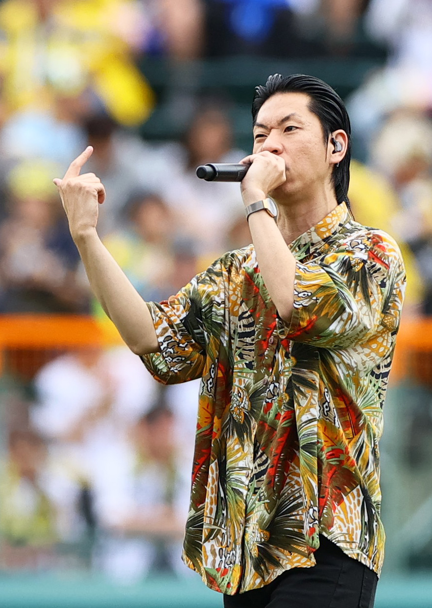 阪神対DeNA　試合前、パフォーマンスする呂布カルマ（撮影・上山淳一）