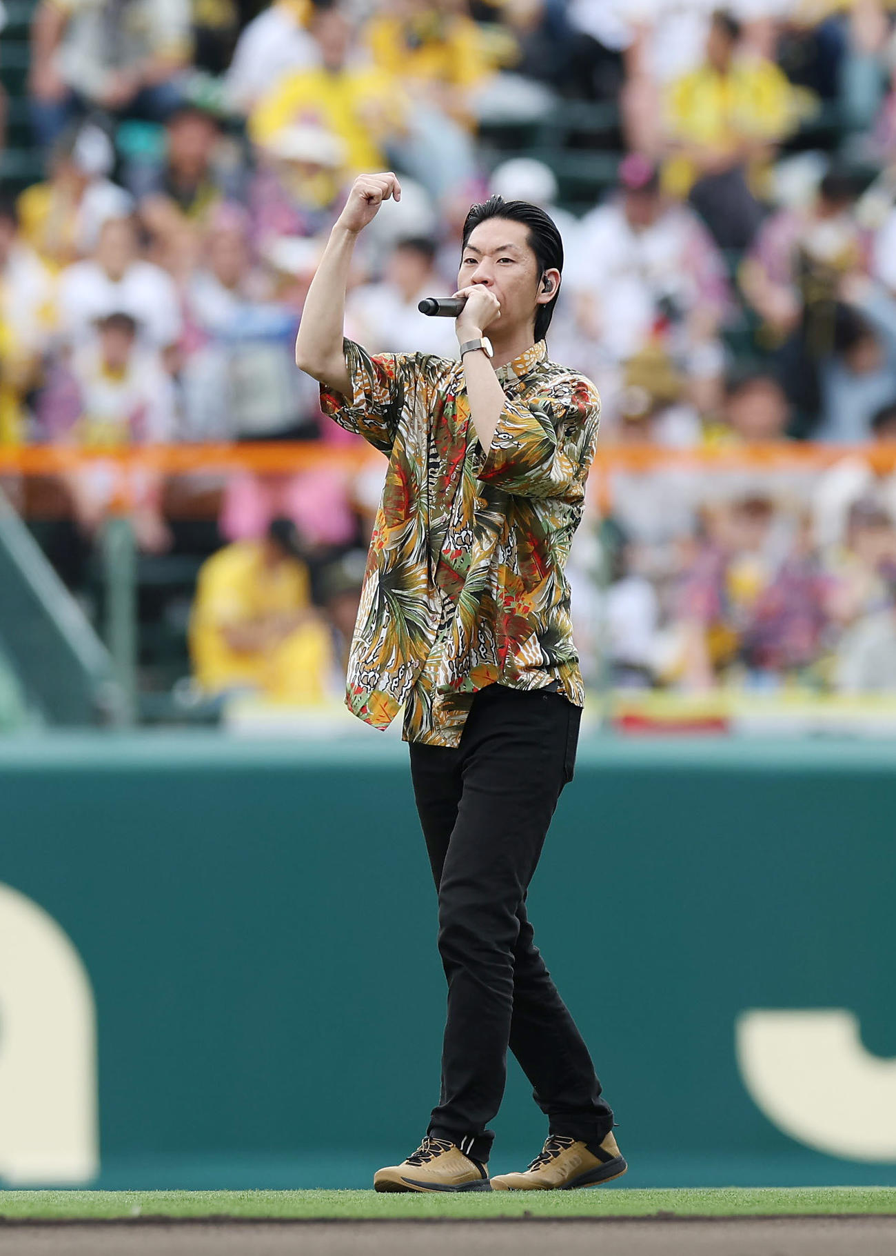 試合前、ラップを披露する呂布カルマ（撮影・前田充）