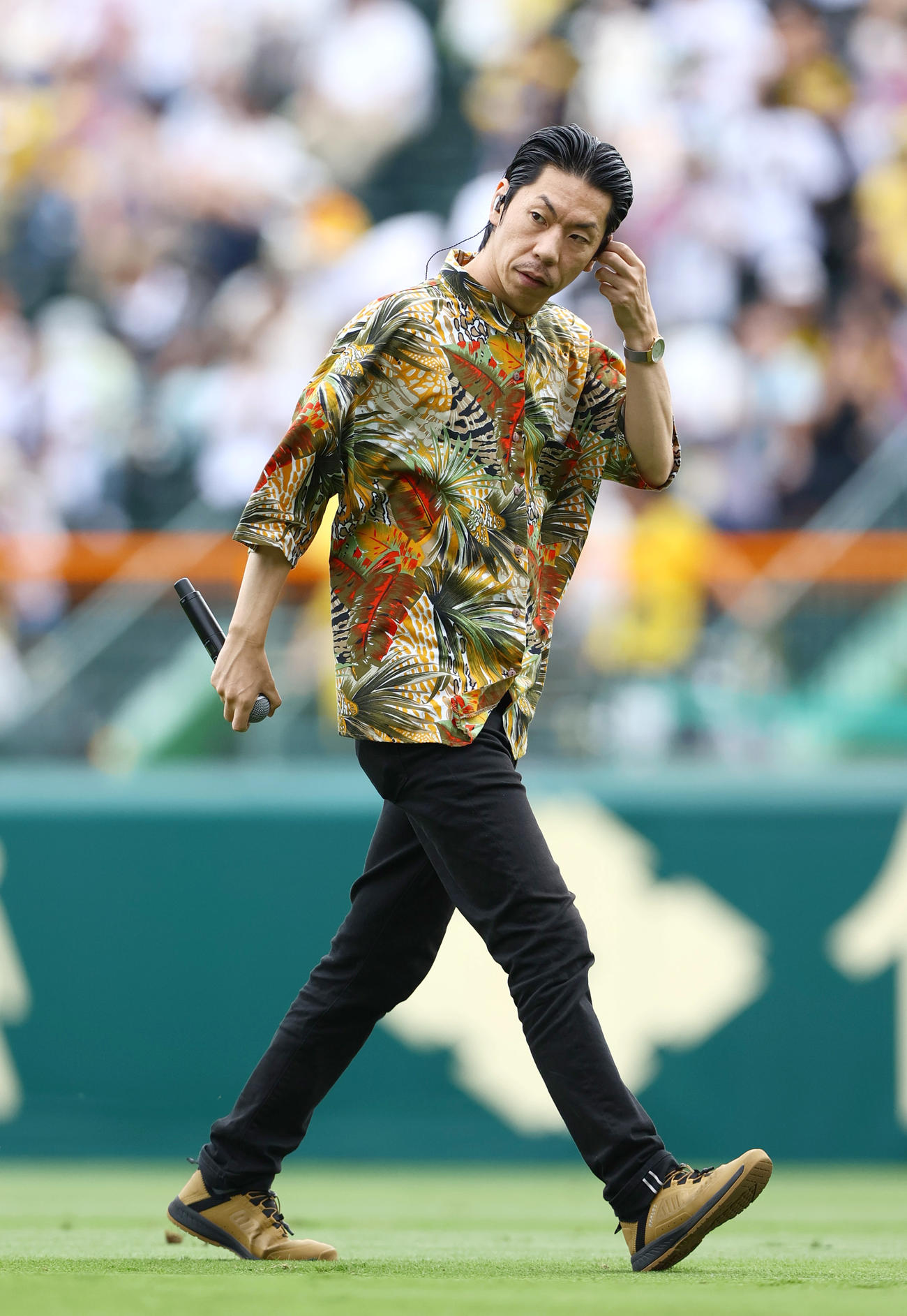 試合前、パフォーマンスした呂布カルマ（撮影・上山淳一）