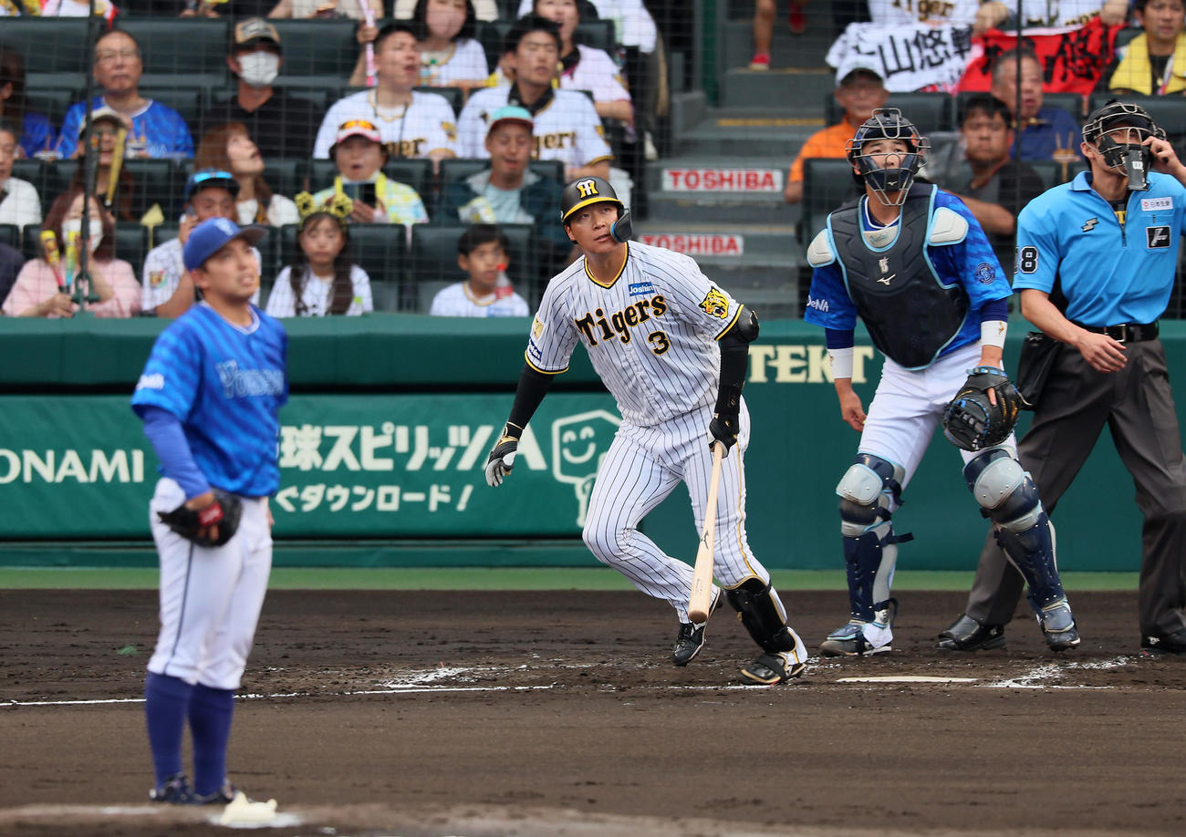 阪神対DeNA 2回裏阪神無死、大山は左越えソロ本塁打を放つ。投手は東（撮影・加藤哉）