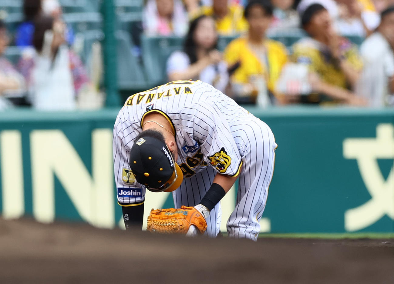 阪神対DeNA 3回表DeNA1死、三塁手渡辺は東の打球を後逸する（撮影・上山淳一）