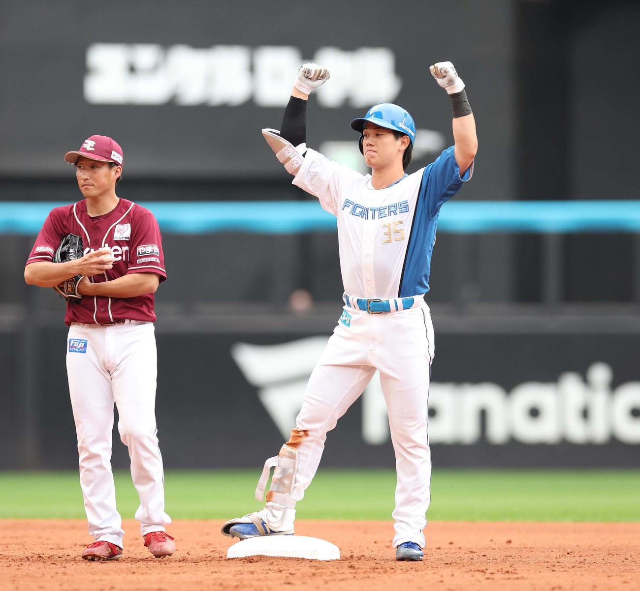 日本ハム対楽天　2回裏日本ハム2死二塁、左前適時打を放ちポーズをとる福田光（撮影・黒川智章）