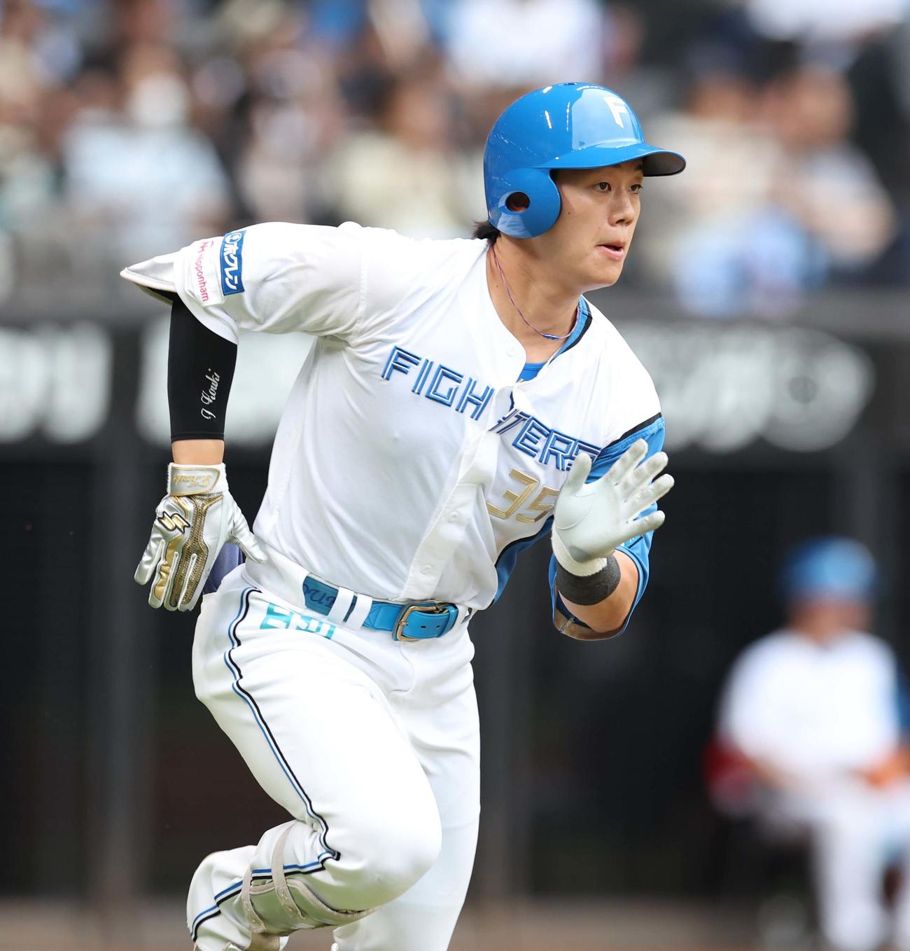 日本ハム対楽天　2回裏日本ハム2死二塁、左前適時打を放つ福田光（撮影・黒川智章）