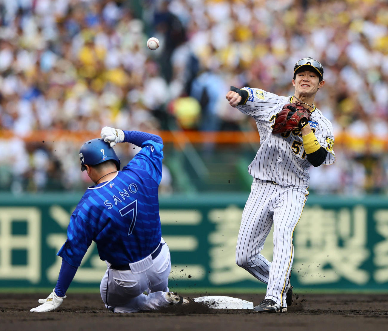 阪神対DeNA 2回表DeNA1死一塁、二塁手中野は山本を遊ゴロ併殺に仕留める。手前は一走佐野（撮影・上山淳一）