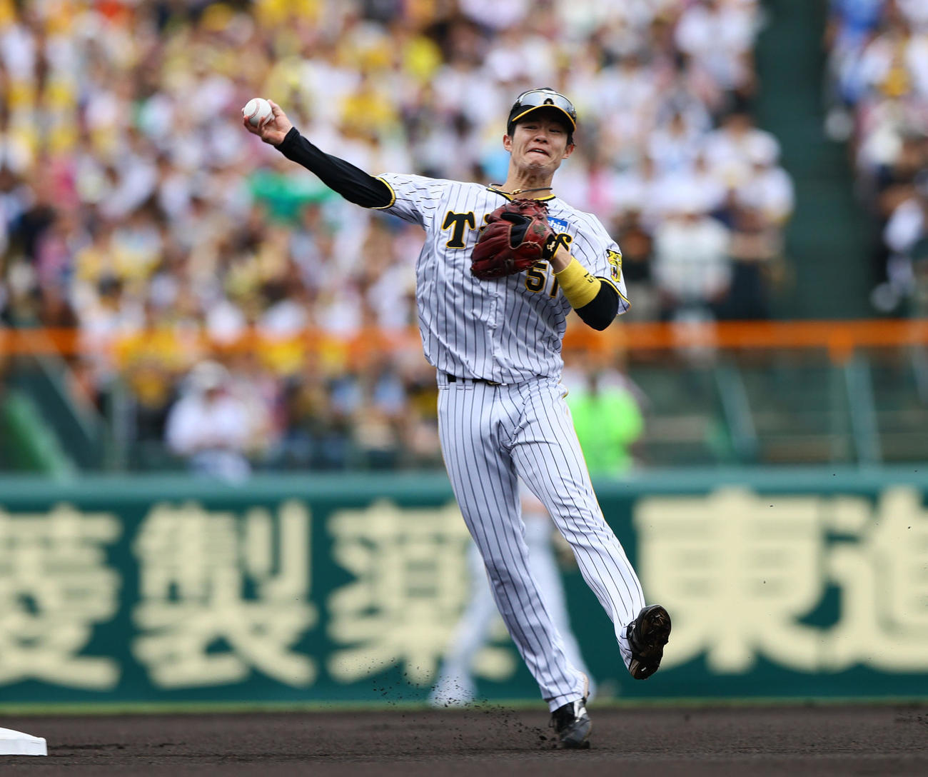 阪神対DeNA 1回表DeNA無死、二塁手中野は関根の二ゴロに仕留める（撮影・上山淳一）