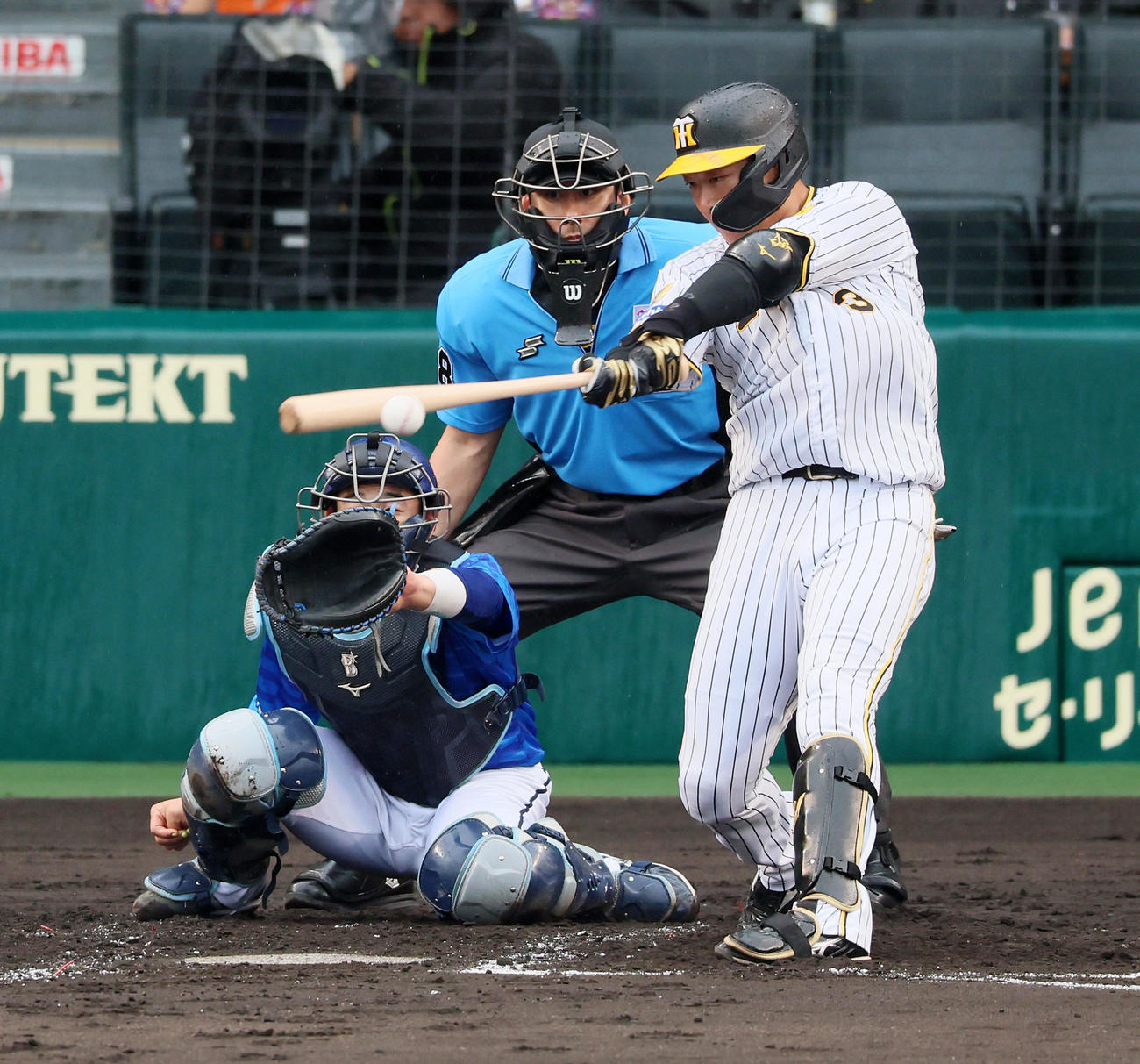 阪神対DeNA 4回裏阪神無死一、三塁、大山は左適時打を放つ（撮影・加藤哉）