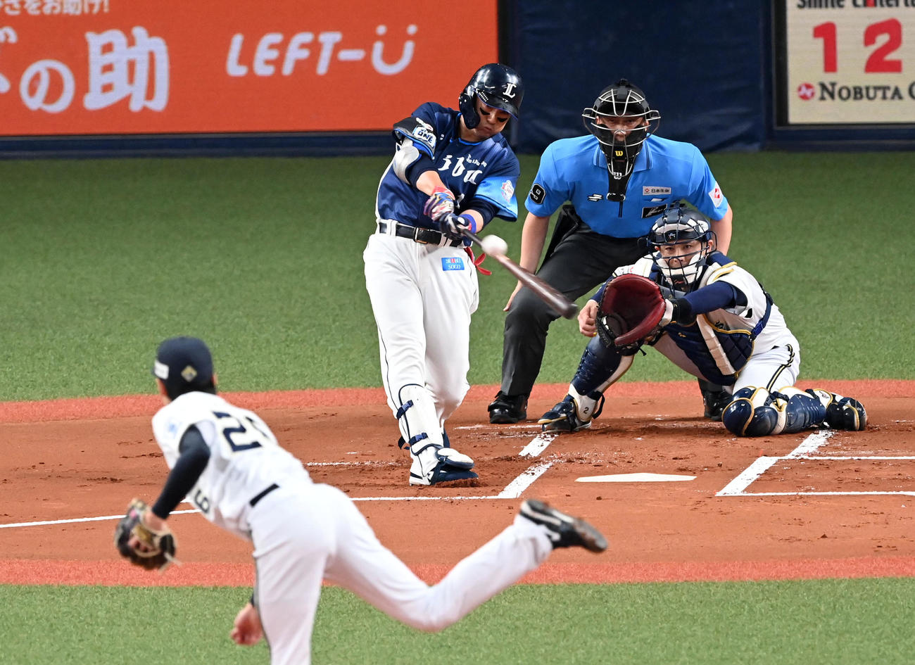 オリックス対西武　1回表西武1死三塁、栗山は先制右犠飛を放つ。投手斎藤（撮影・前岡正明）