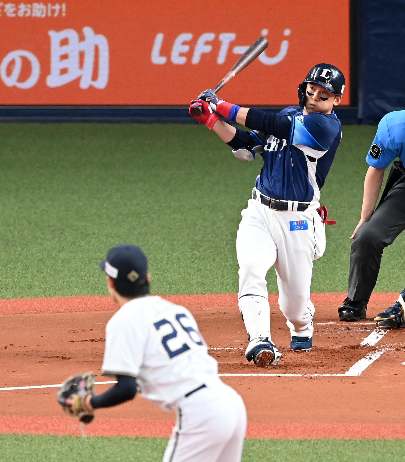 オリックス対西武　1回表西武1死三塁、栗山は先制右犠飛を放つ。投手斎藤（撮影・前岡正明）