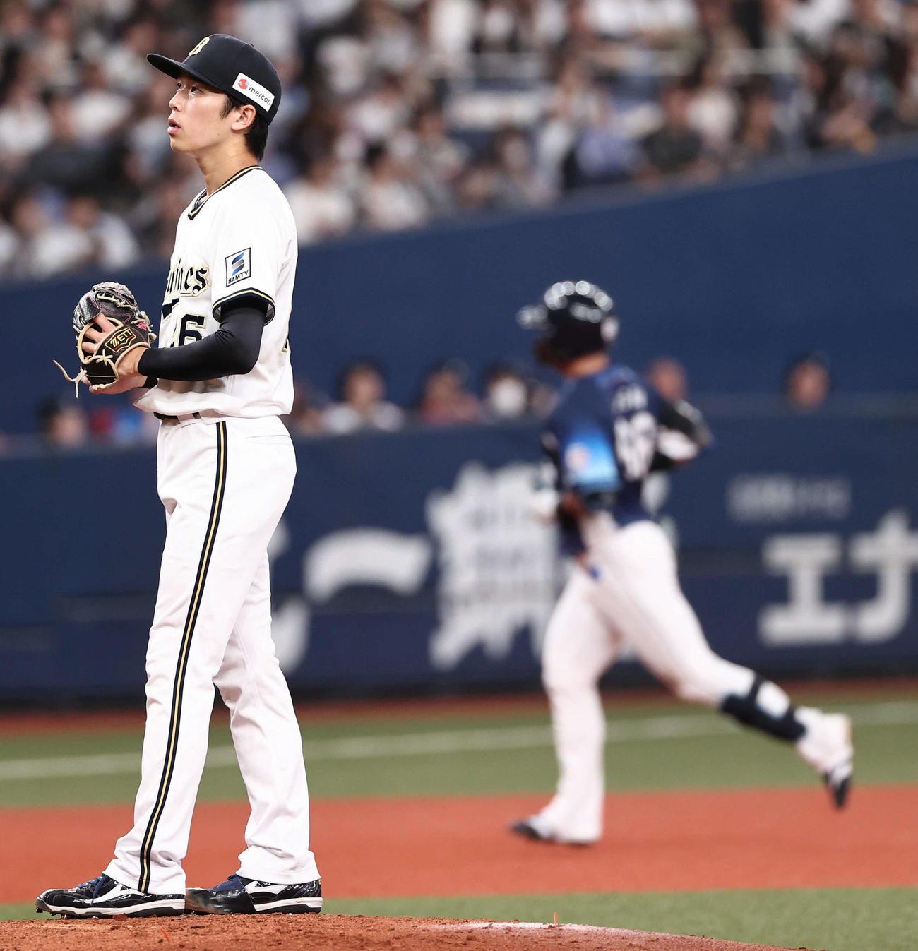 オリックス対西武　3回表西武1死一、二塁、岸（右）に本塁打を打たれた斎藤（撮影・西尾就之）