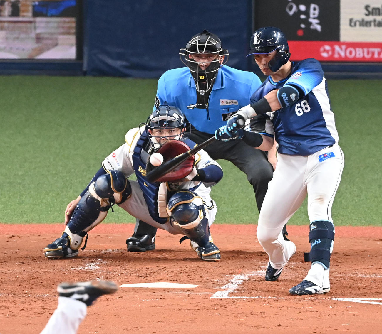 オリックス対西武　3回表西武1死一、二塁、岸は左越え3点本塁打を放つ（撮影・前岡正明）