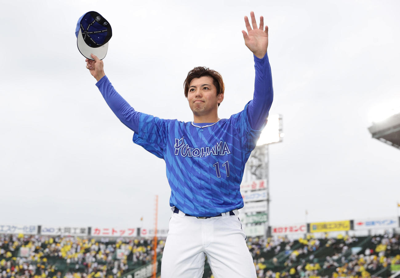 阪神対DeNA　ヒーローインタビューを終え、ファンの声援に応えるDeNA東（撮影・前田充）