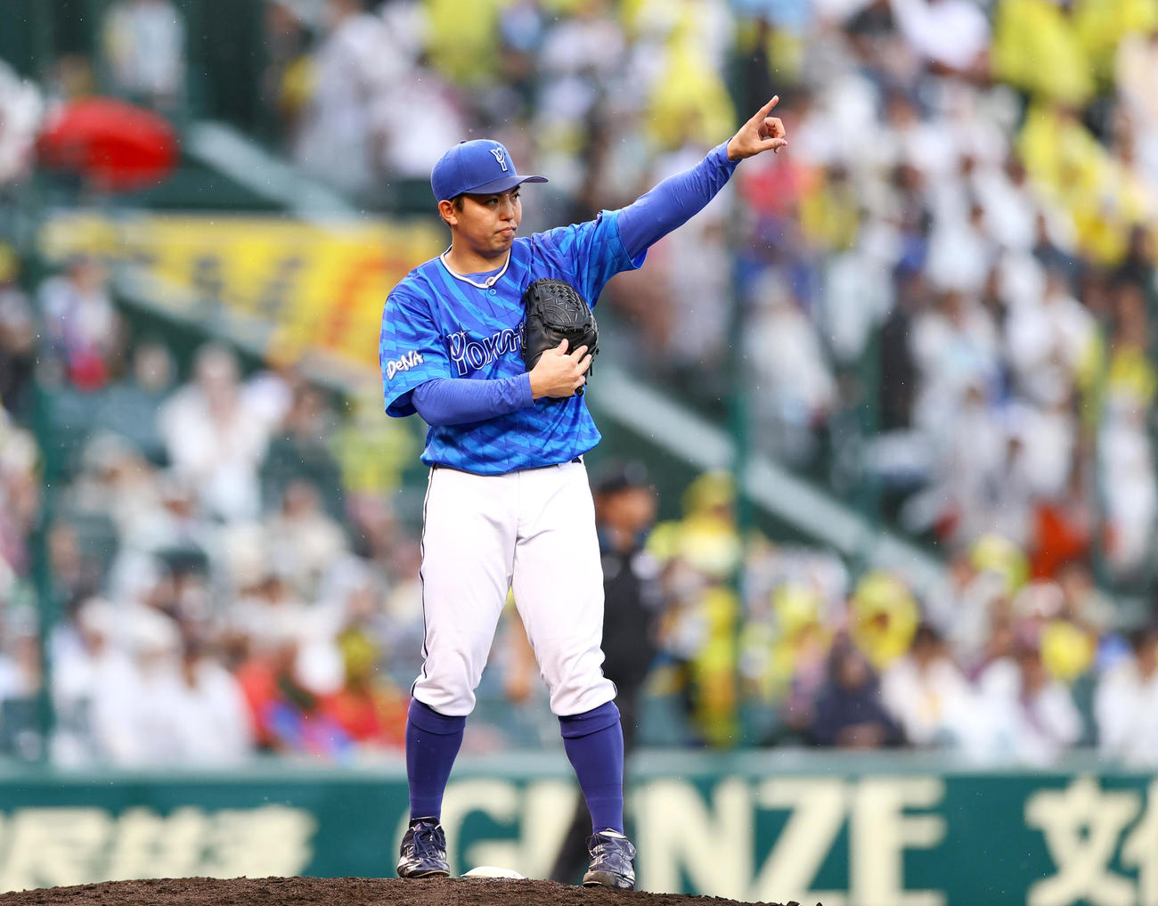 阪神対DeNA 8回裏阪神無死、東は小幡を右飛に仕留める（撮影・上山淳一）