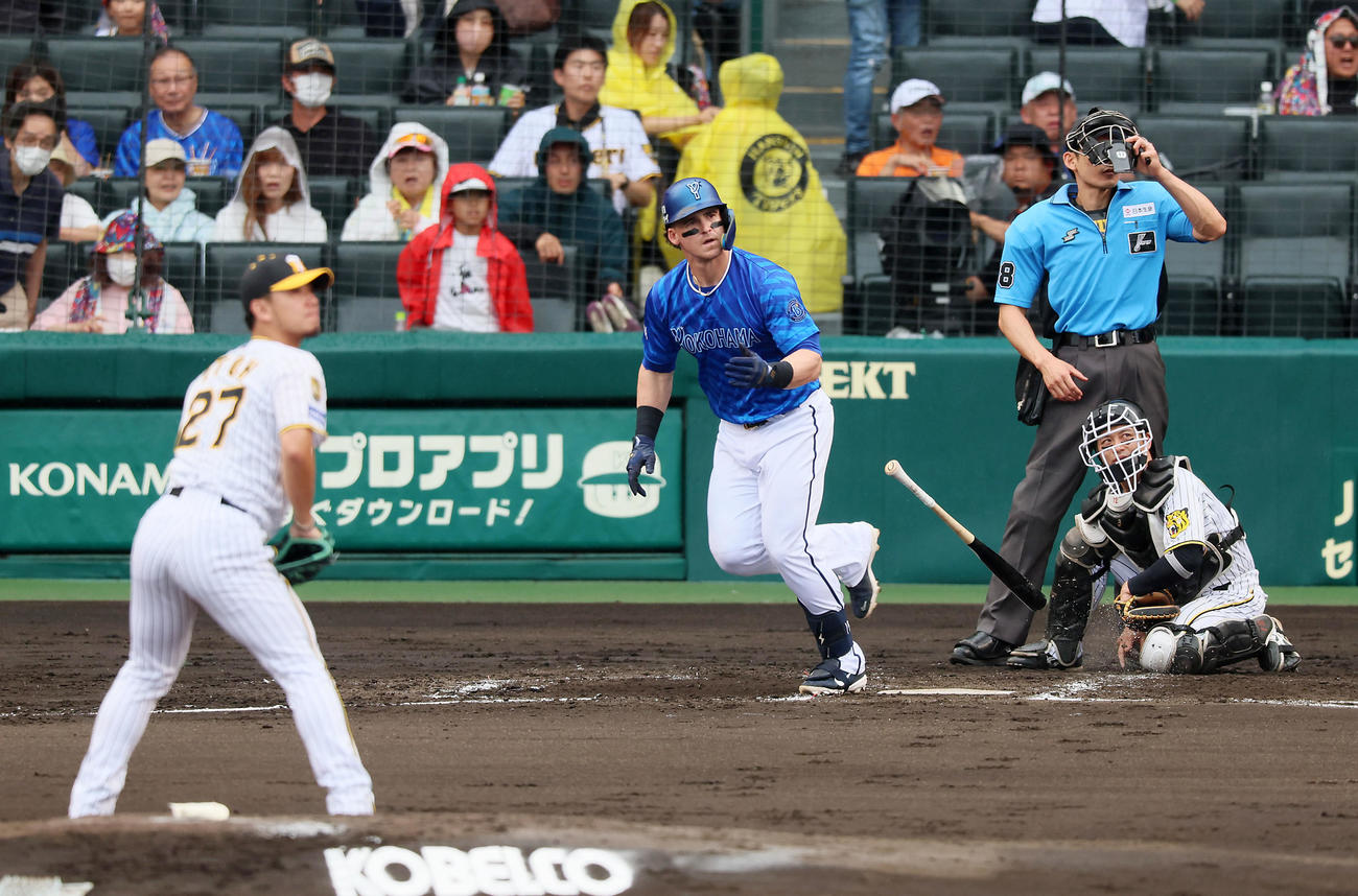 阪神対DeNA 3回表DeNA2死一、二塁、オースティンは左越え3点本塁打を放つ。投手は伊藤将（撮影・加藤哉）
