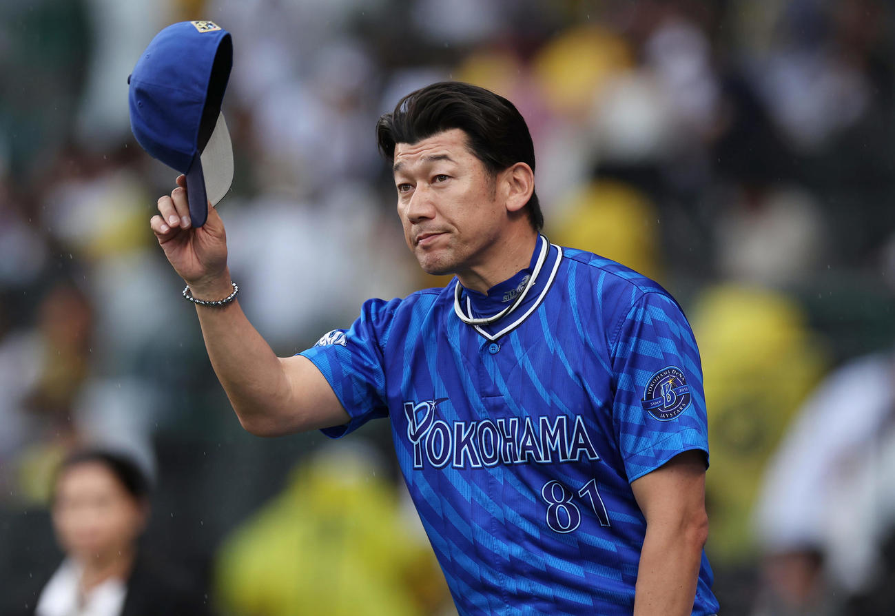 阪神対DeNA　阪神に勝利し、ファンの声援に応えるDeNA三浦監督（撮影・前田充）
