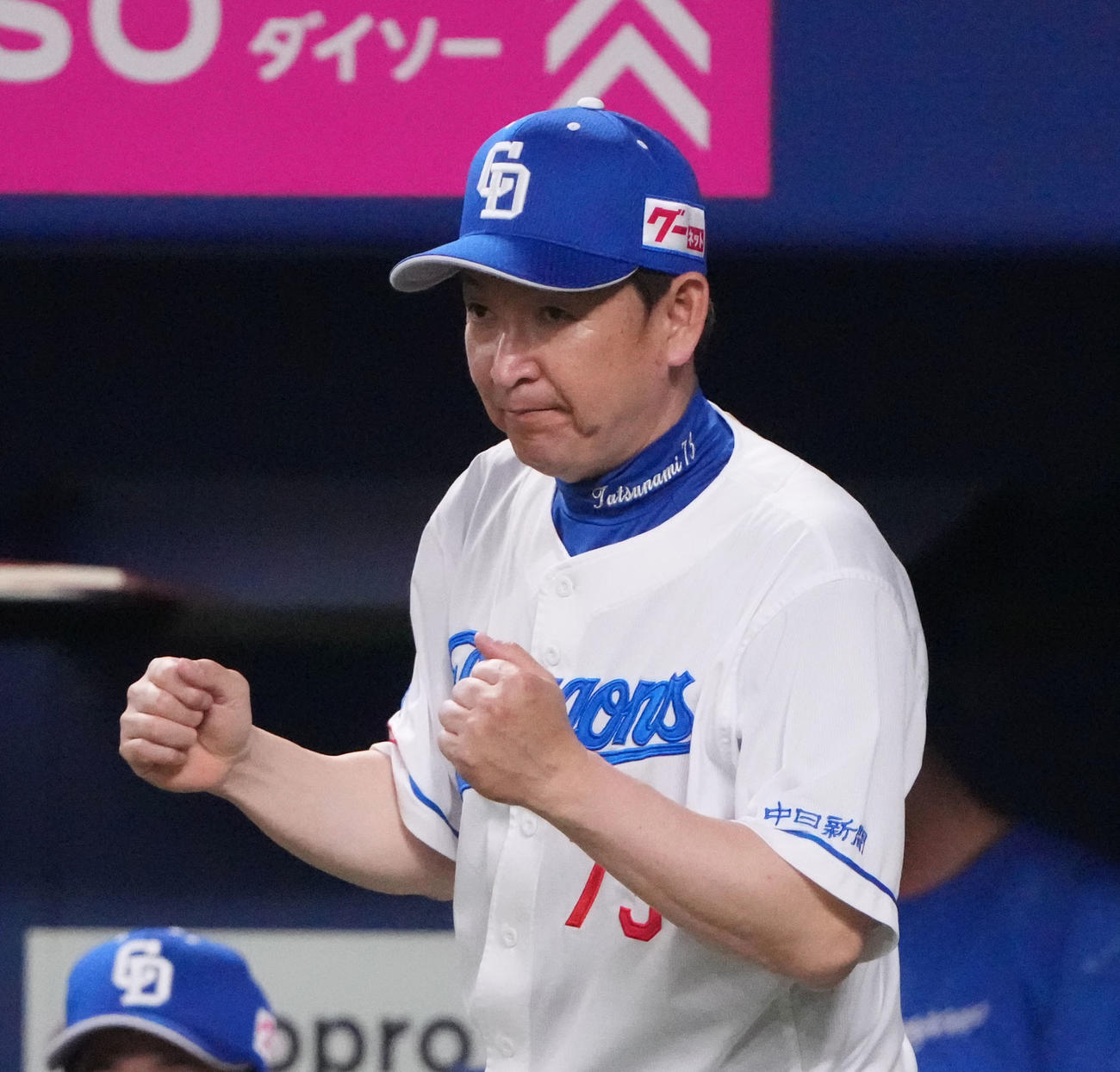 中日対広島　9回裏中日1死一、二塁、代走を告げる立浪監督（撮影・森本幸一）