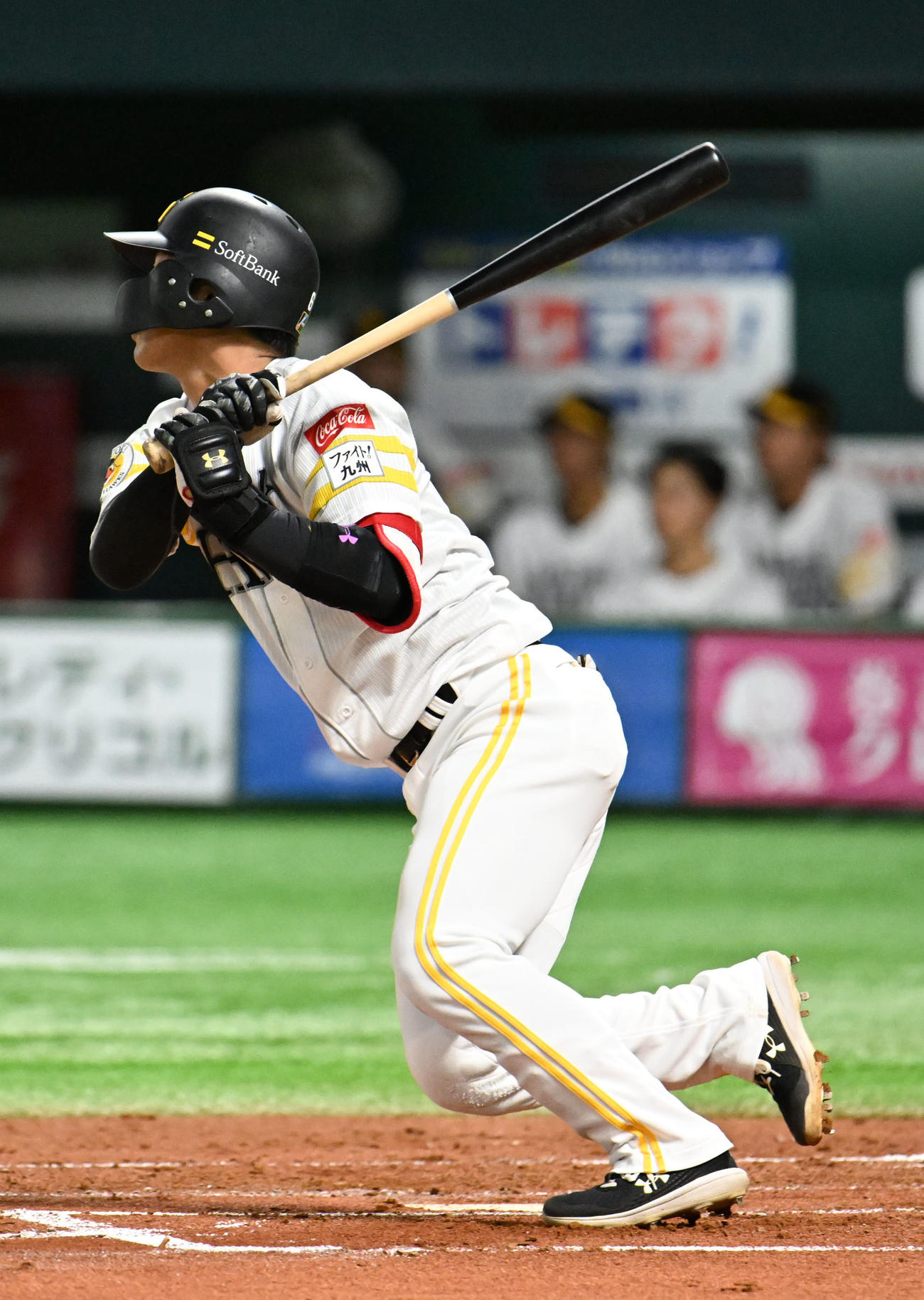 ソフトバンクーロッテ　1回裏ソフトバンク1死、今宮は右越えに二塁打を放つ（撮影・林敢治）