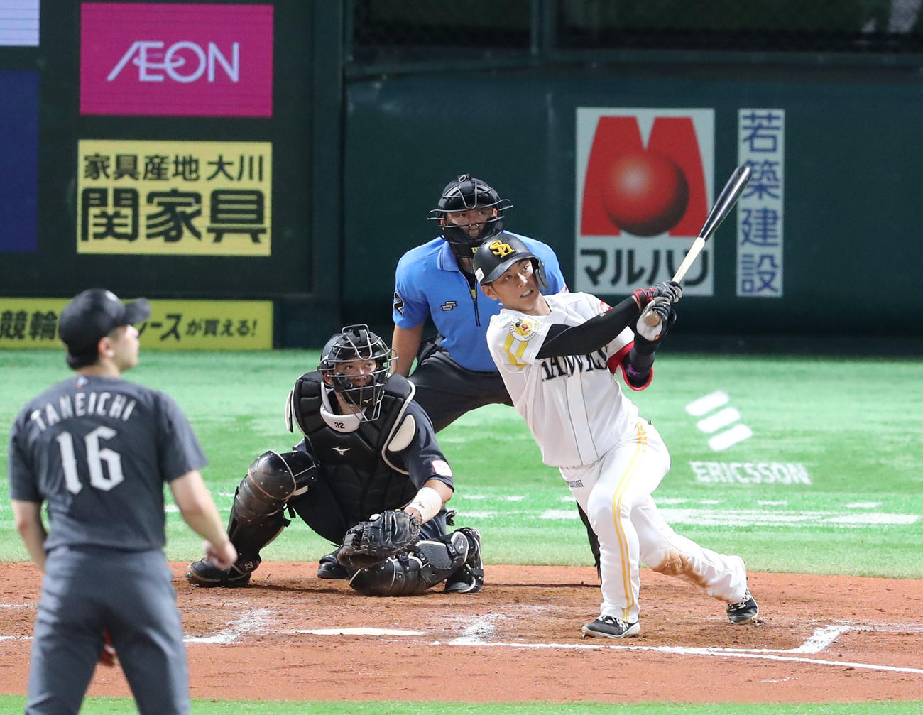 ソフトバンク対ロッテ　8回裏ソフトバンク2死、今宮は左翼線二塁打を放つ（撮影・梅根麻紀）