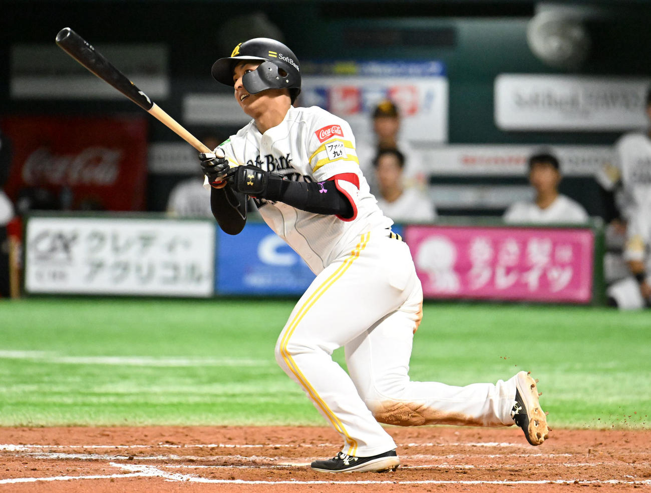 ソフトバンク対ロッテ　8回裏ソフトバンク2死、今宮は二塁打を放つ（撮影・林敢治）
