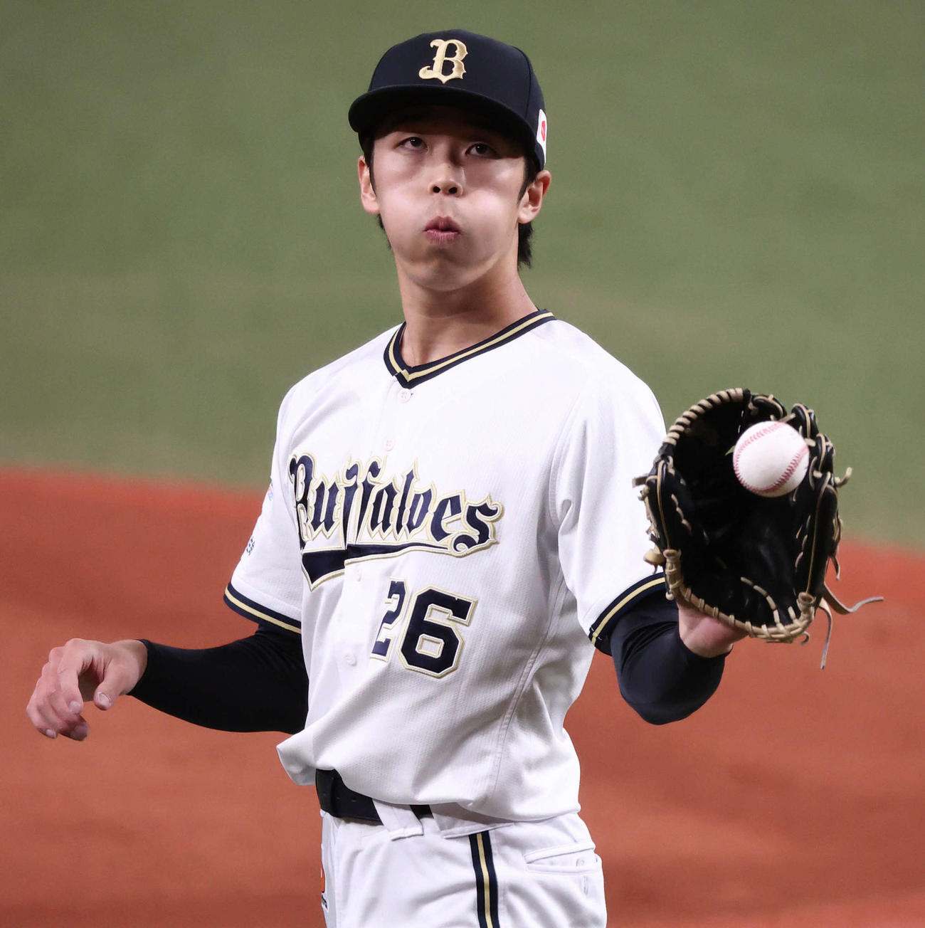 オリックス対西武　オリックス先発の斎藤は1回に1点を失いほおをふくらませる（撮影・西尾就之）