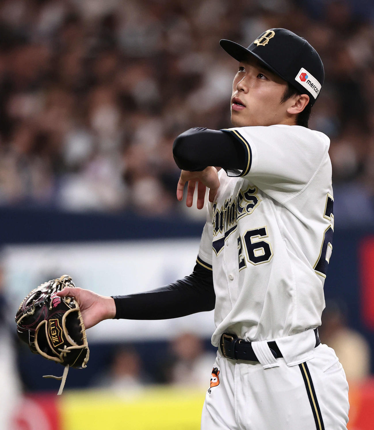 オリックス対西武　オリックス先発の斎藤は1回に1点を失い汗を拭いながらベンチに戻る（撮影・西尾就之）