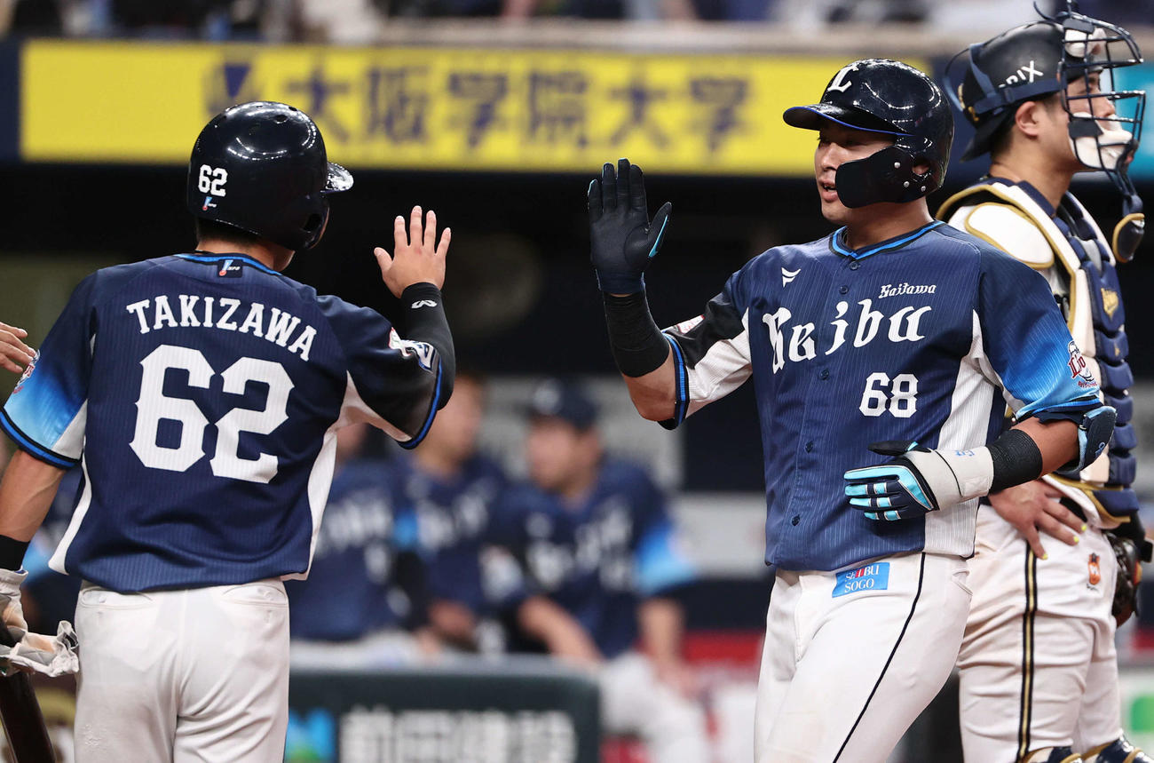 オリックス対西武　3回表西武1死一、二塁、岸は左越えに本塁打を放ち、滝沢とタッチ（撮影・西尾就之）