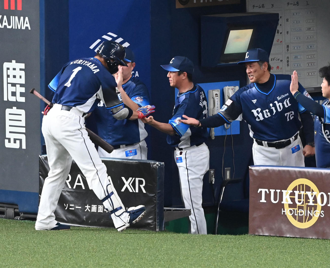 オリックス対西武　1回表西武1死三塁、先制右犠飛を放った栗山（左）を笑顔で迎える渡辺GM兼監督代行（撮影・前岡正明）