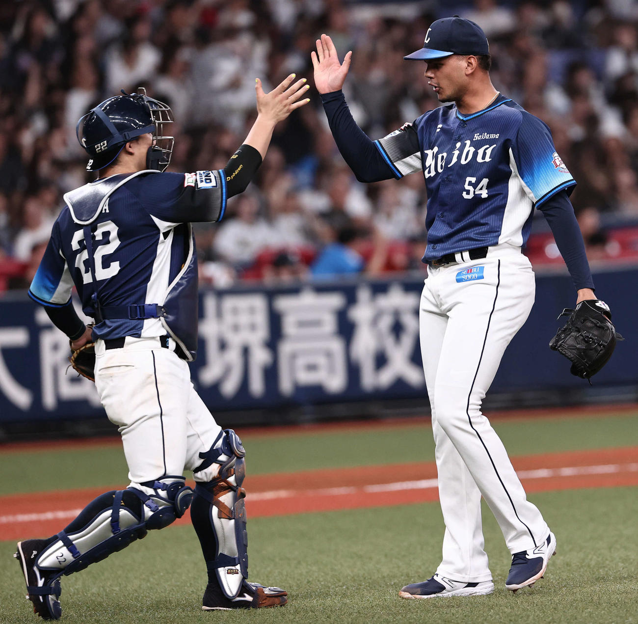 オリックス対西武　最後を締めたアブレイユ（右）は古賀とハイタッチ（撮影・西尾就之）