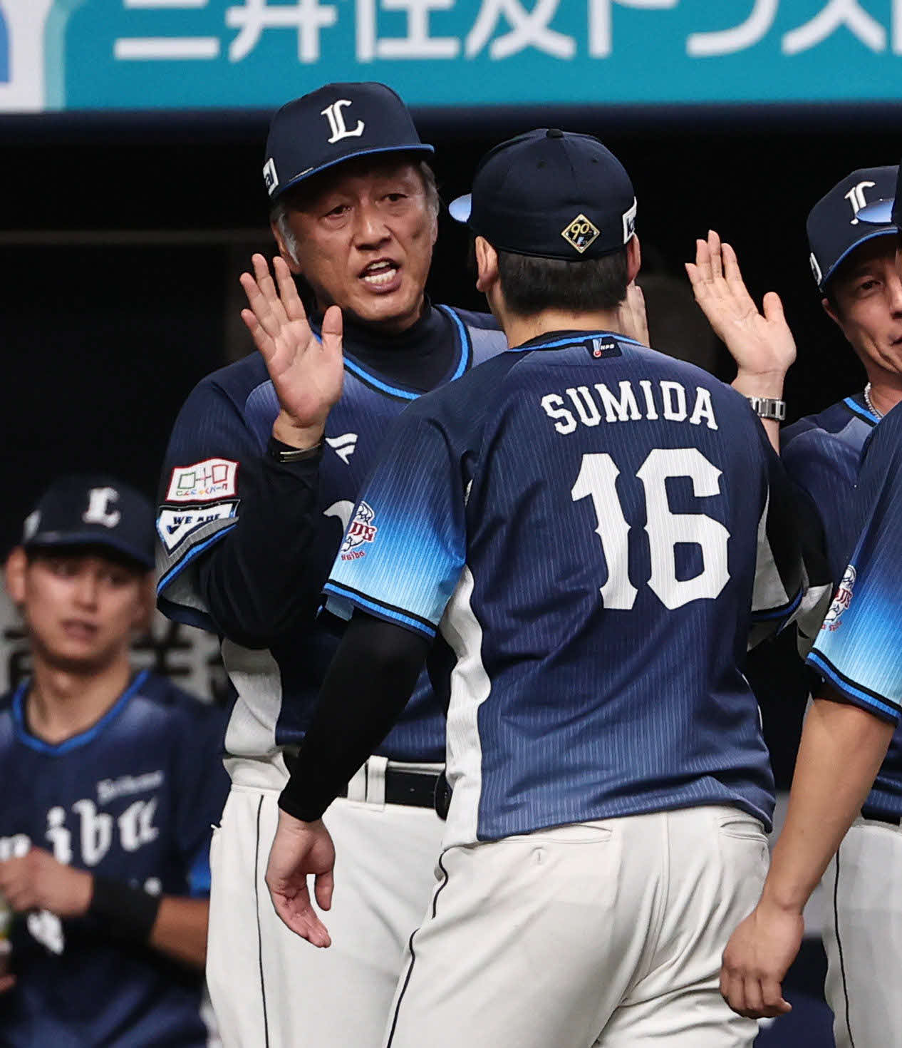 オリックス対西武　西武渡辺監督代行（左）は勝利投手の隅田を出迎える（撮影・西尾就之）