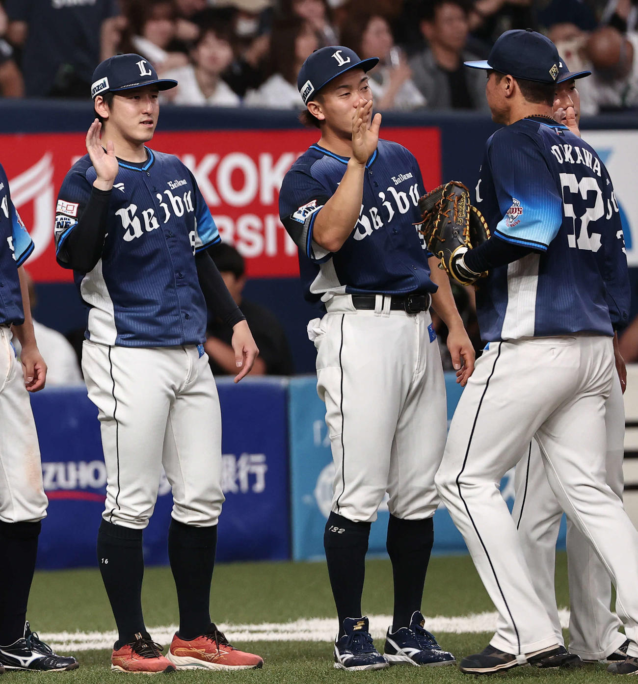 オリックス対西武　勝利投手の西武隅田（左）は勝利にナインを出迎える（撮影・西尾就之）