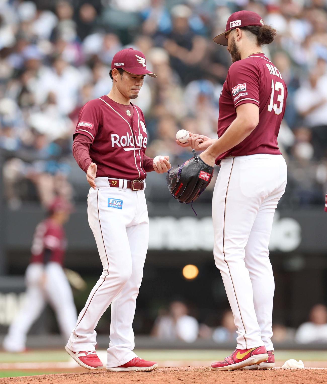 日本ハム対楽天　6回裏、投手交代のためマウンドでポンセから球を受け取る今江監督（撮影・黒川智章）