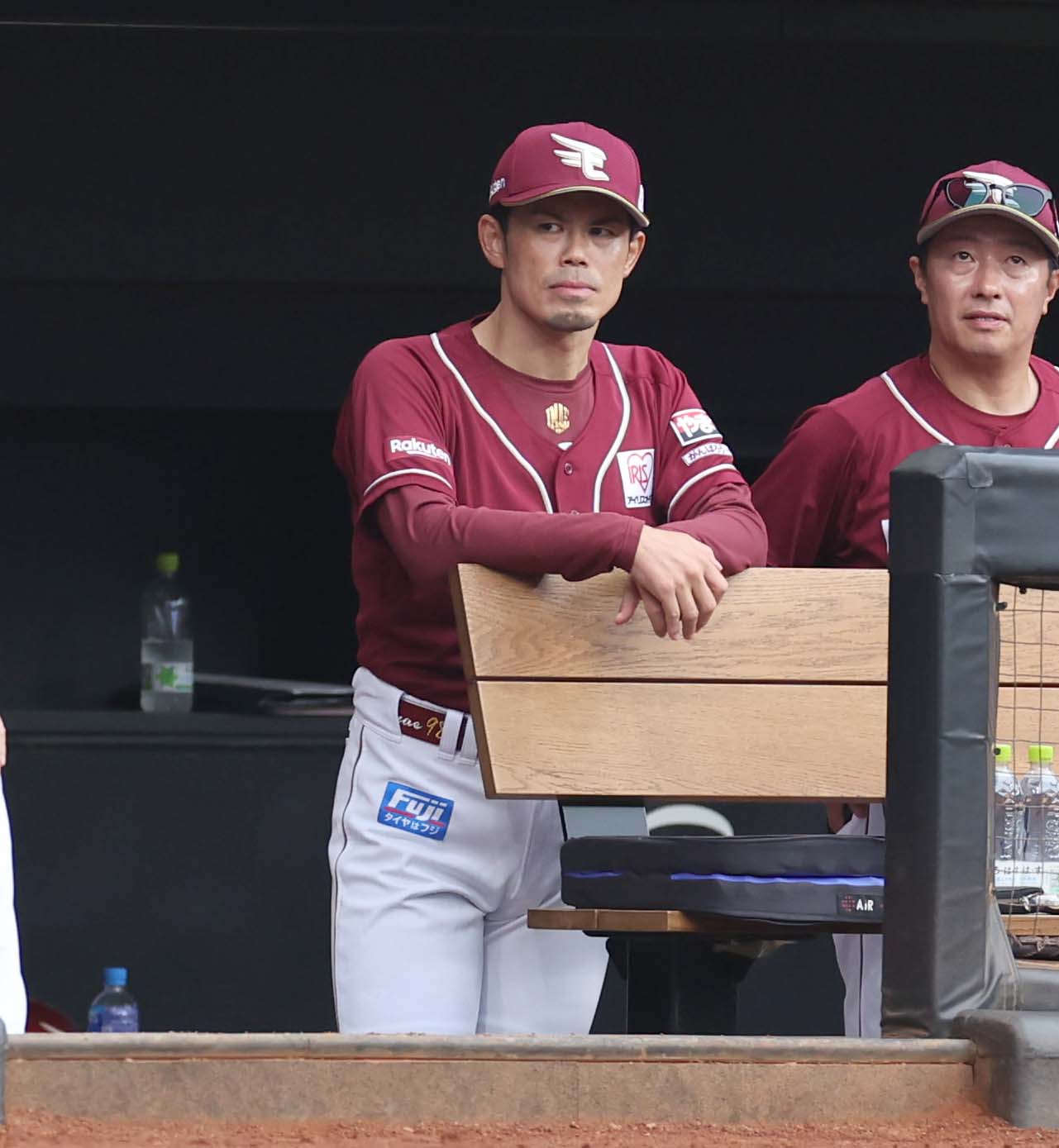日本ハム対楽天　試合を見つめる今江監督（撮影・黒川智章）