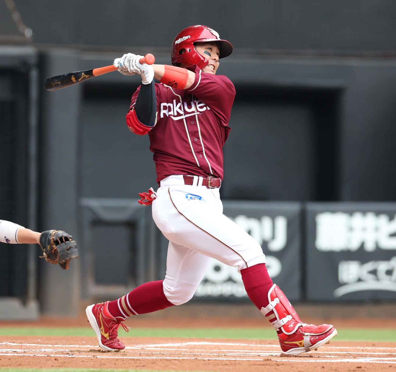 日本ハム対楽天　1回表楽天2死二塁、右前適時打を放つ鈴木大（撮影・黒川智章）