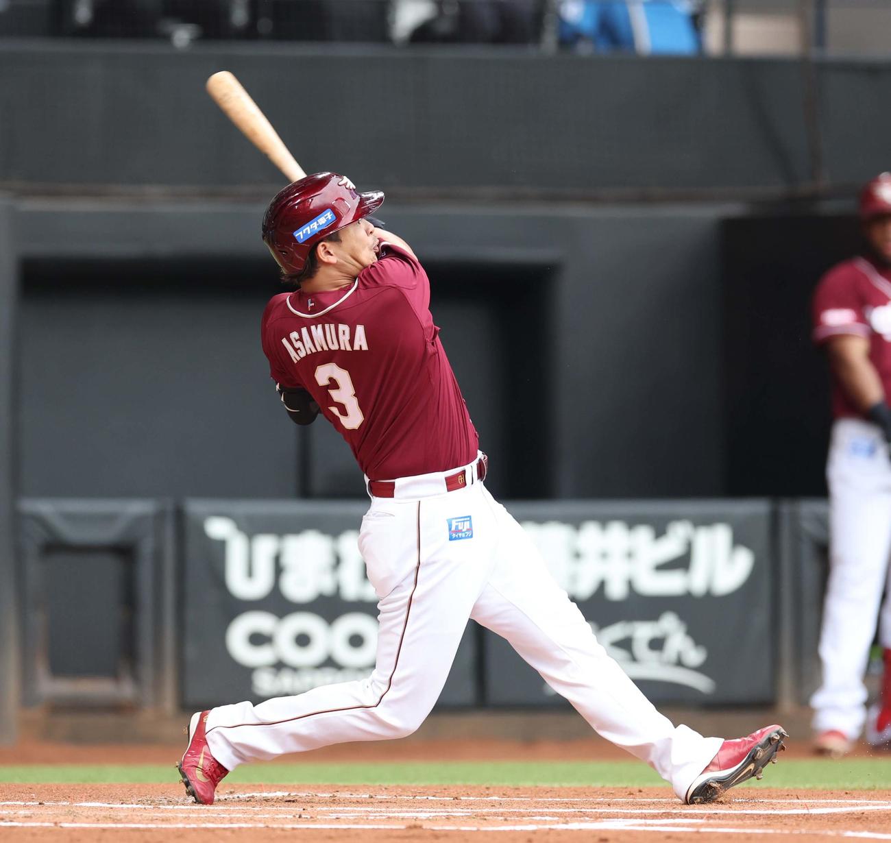 日本ハム対楽天　1回表楽天2死一、三塁、左越え適時二塁打を放つ浅村（撮影・黒川智章）