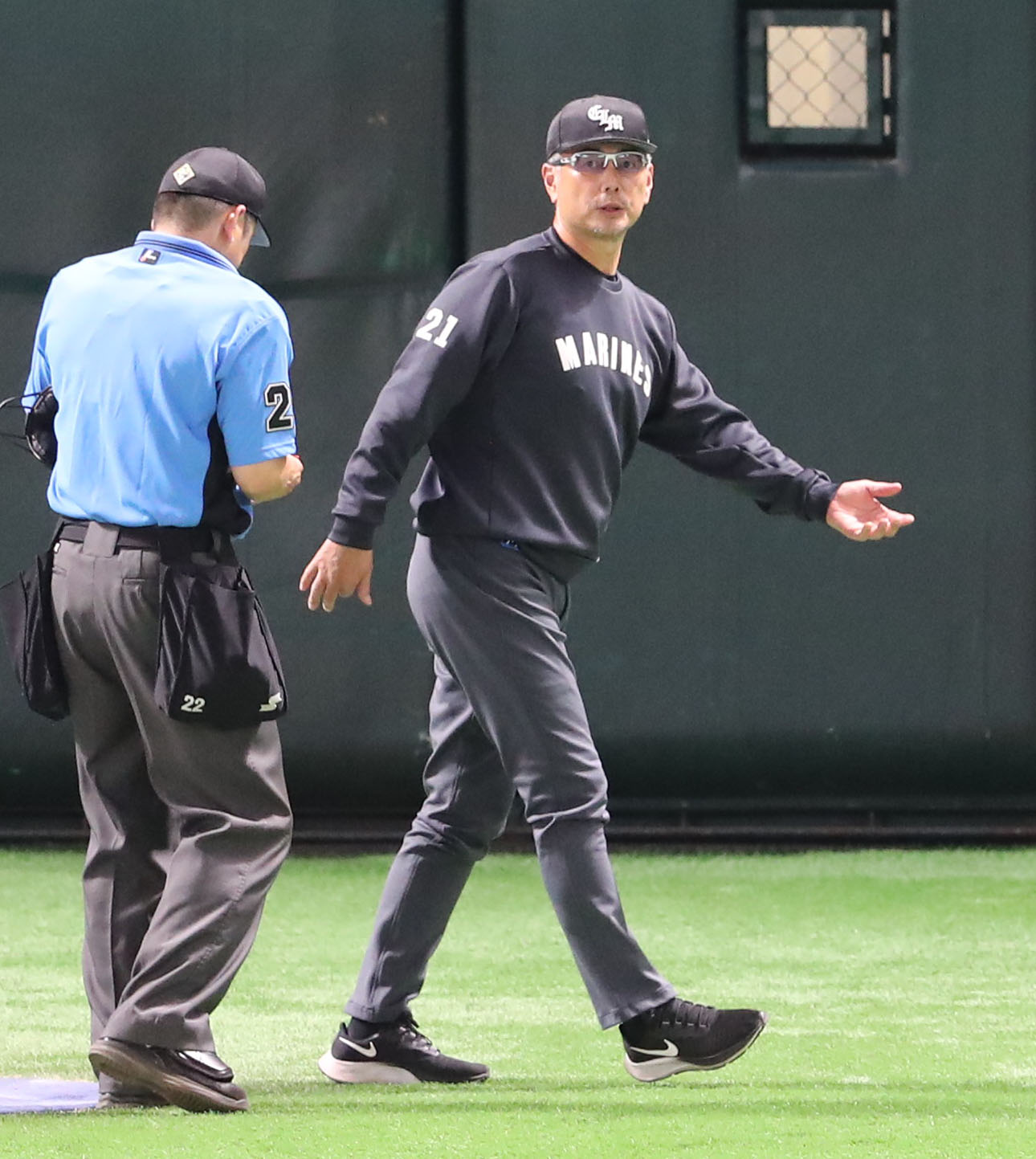 ソフトバンク対ロッテ　審判に選手交代を告げる吉井監督（撮影・梅根麻紀）