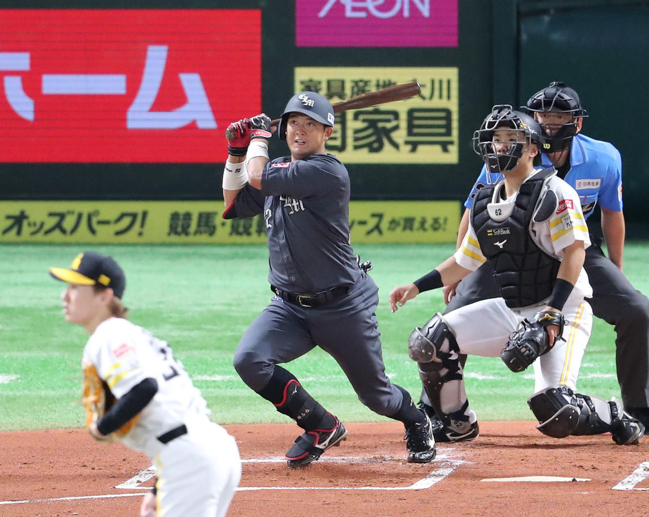 ソフトバンク対ロッテ　1回表ロッテ2死一、三塁、佐藤は右前に先制適時打を放つ（撮影・梅根麻紀）