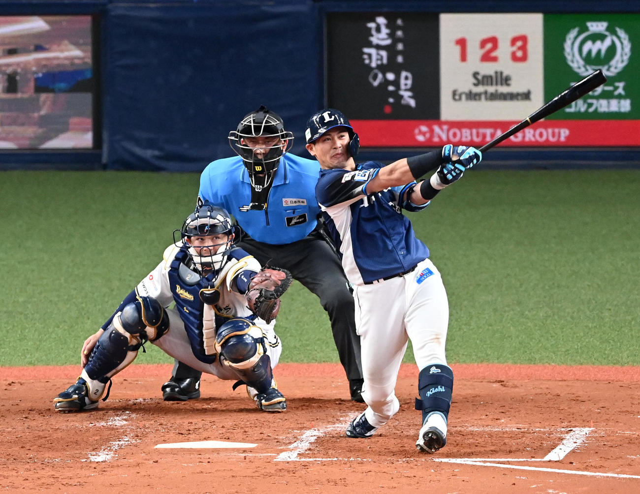 オリックス対西武　3回表西武1死一、二塁、岸は左越え3点本塁打を放つ（撮影・前岡正明）