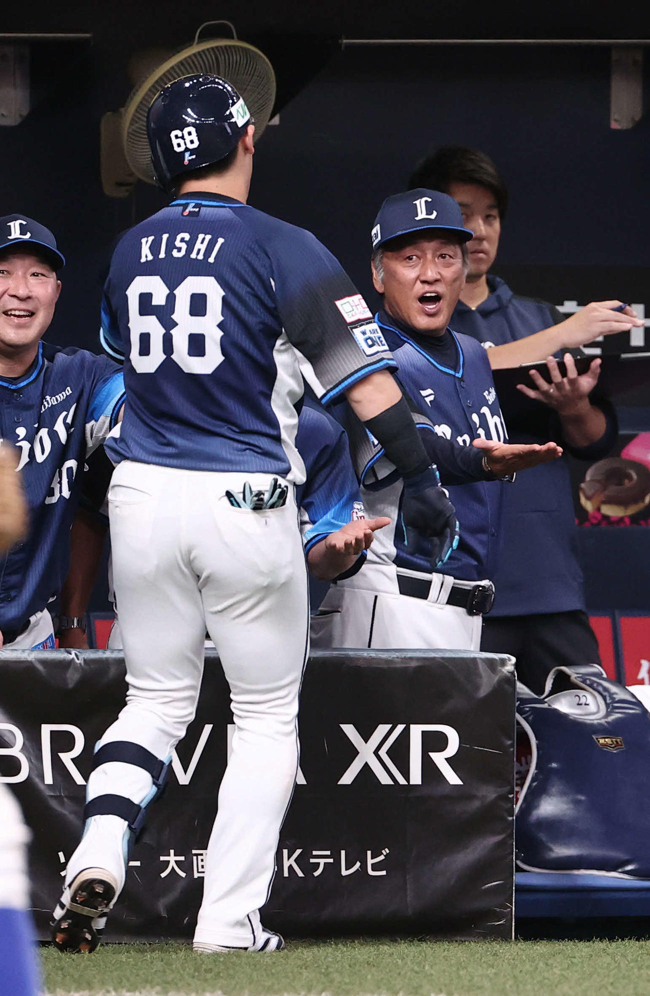 オリックス対西武　3回表西武1死一、二塁、岸（手前）が本塁打を放ち、迎える渡辺監督代行（撮影・西尾就之）