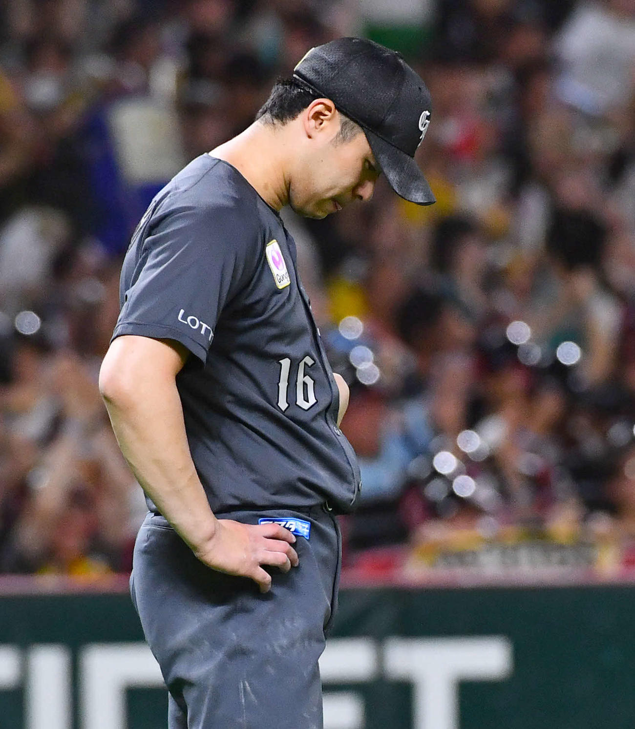 ソフトバンク対ロッテ　8回裏ソフトバンク2死、周東に勝ち越し本塁打を打たれ、肩を落とす種市（撮影・岩下翔太）