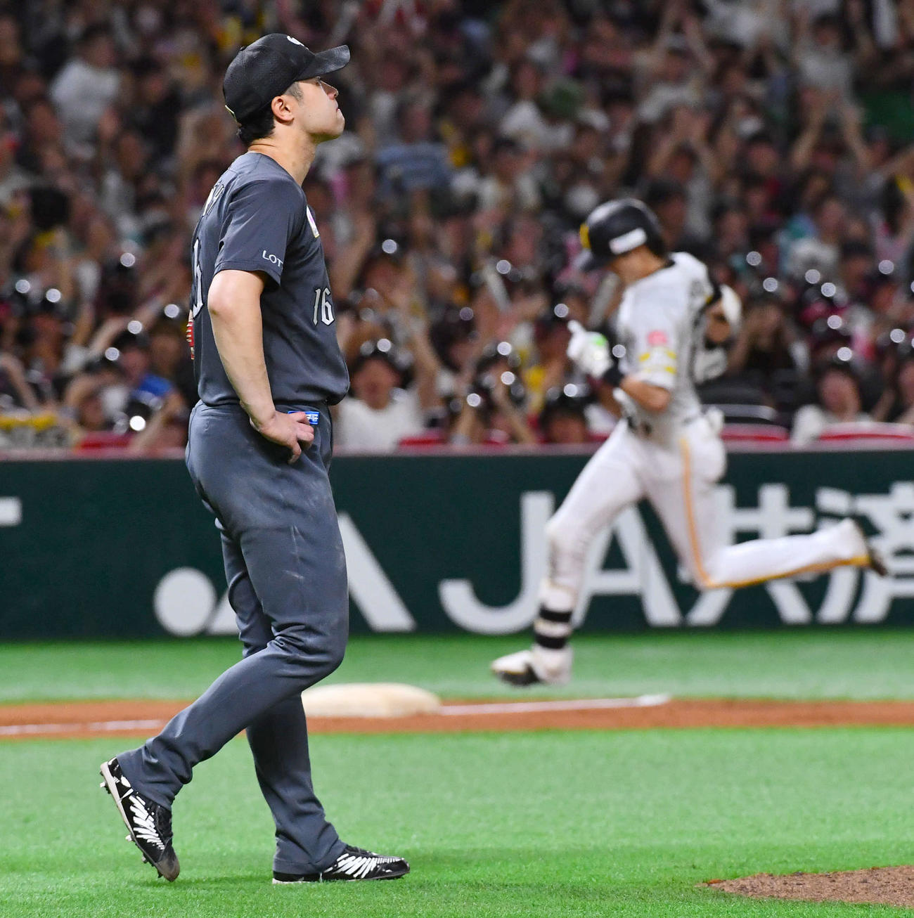 ソフトバンク対ロッテ　8回裏ソフトバンク2死、周東（右）に勝ち越し本塁打を打たれ、悔しそうな表情を見せる種市（撮影・岩下翔太）