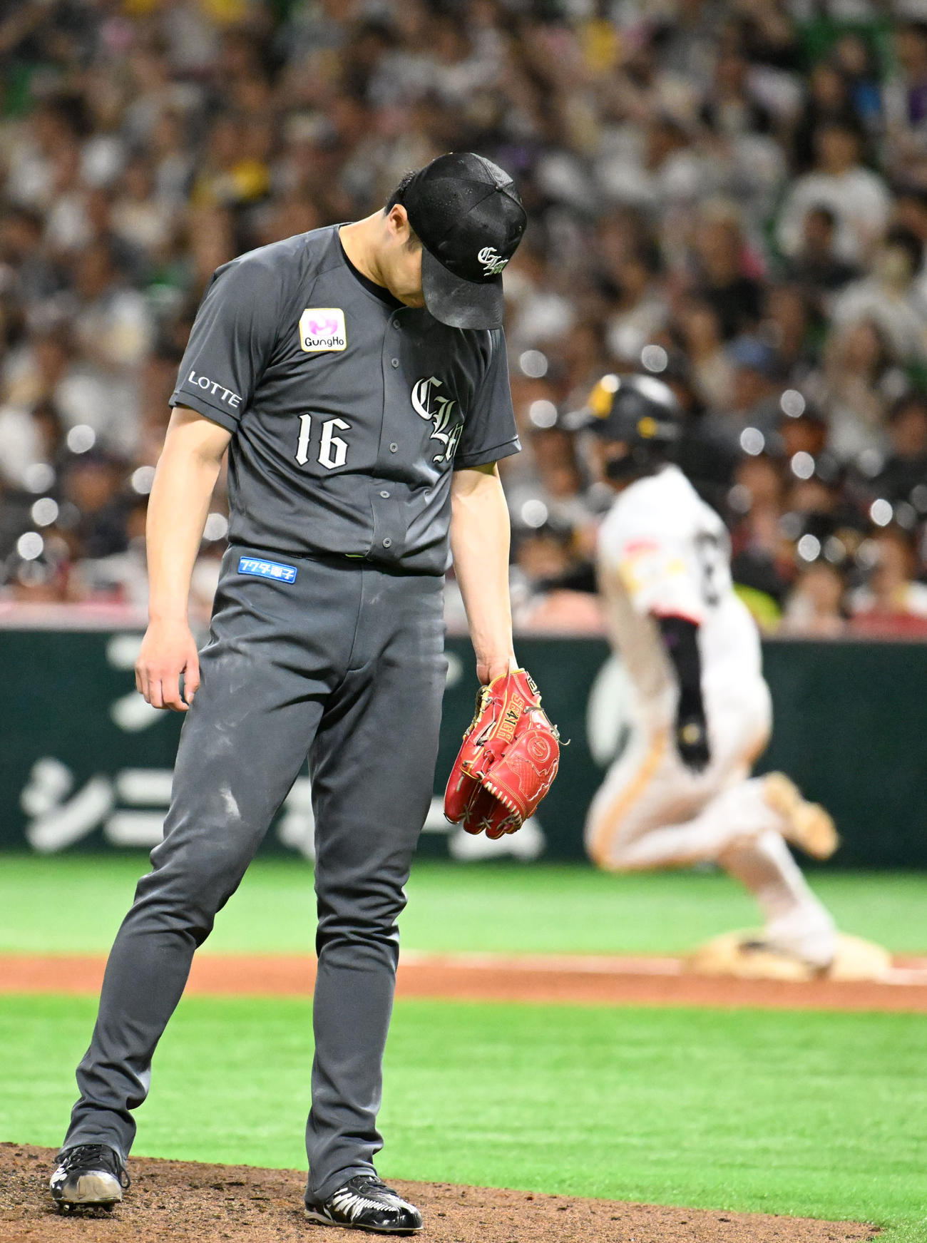 ソフトバンク対ロッテ　8回裏ソフトバンク2死、今宮に二塁打を打たれうなだれる種市（撮影・林敢治）