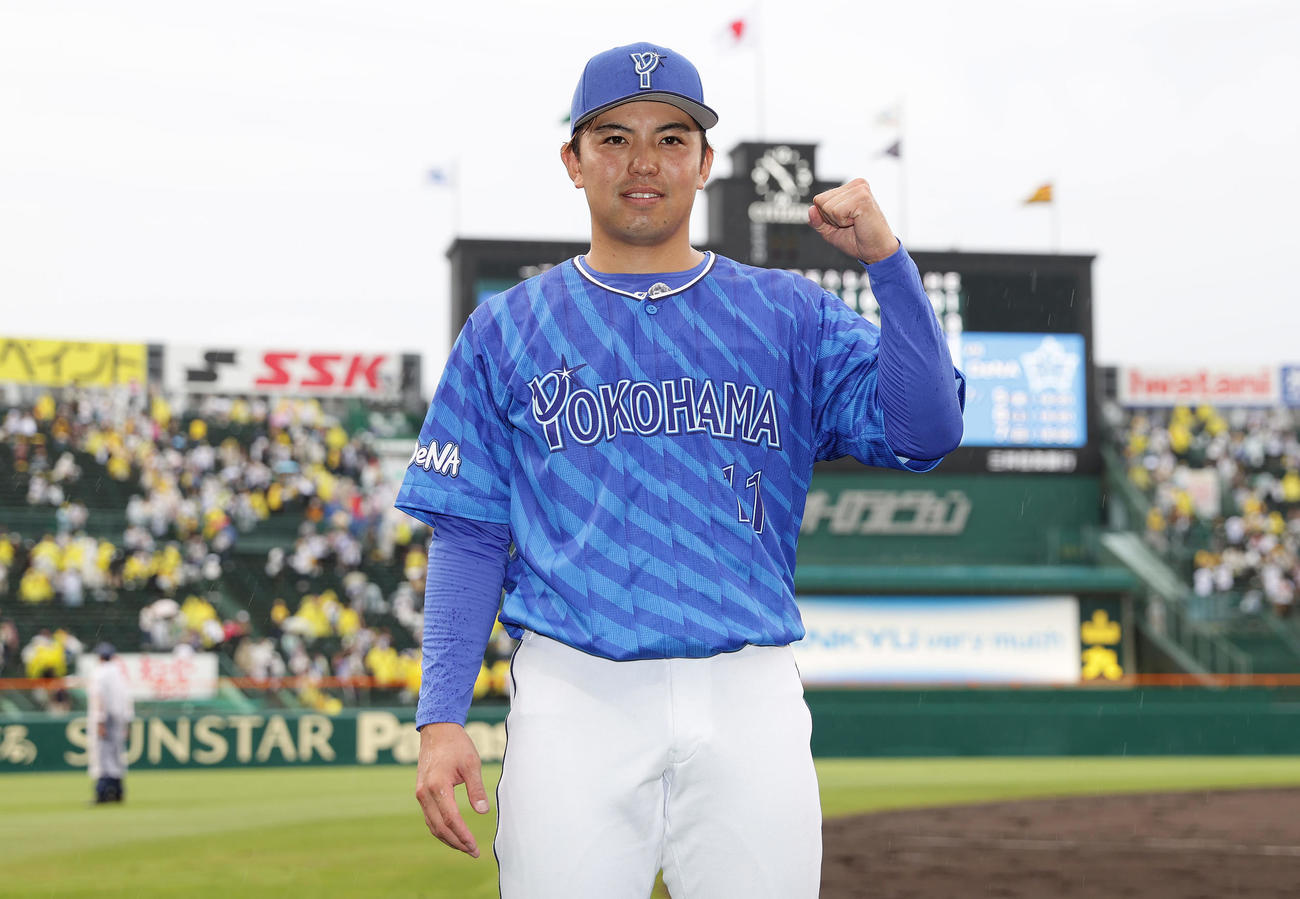 阪神対DeNA　ヒーローインタビューを終え、笑顔でガッツポーズするDeNA東（撮影・前田充）