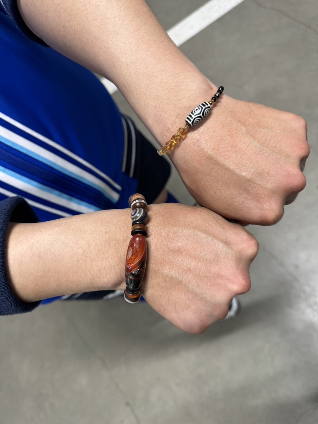 左手に「龍眼天珠」右手に「天眼天珠」をつけるDeNA東（撮影・小早川宗一郎）